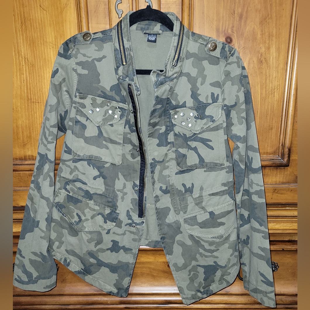 Camo Jacket With Bling On The Pocket Flaps, Size Medium
